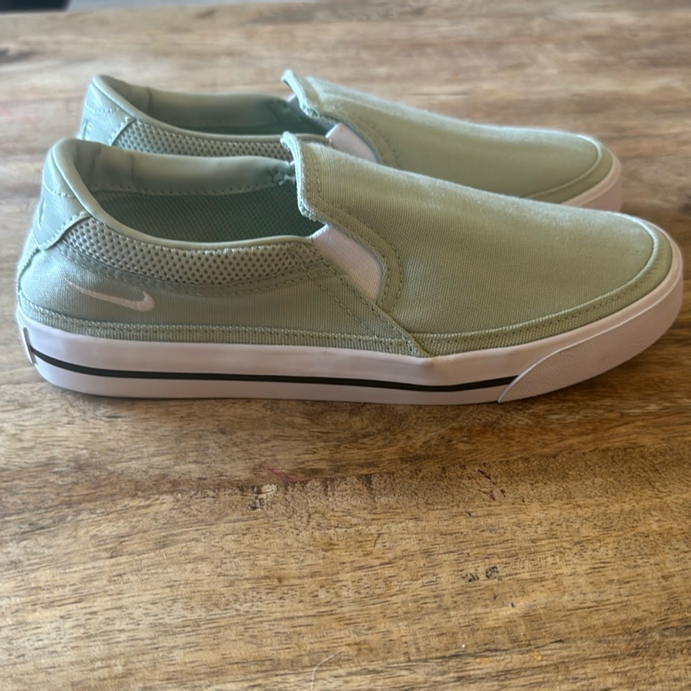 BNWOT Women’s Nike sneakers size 7